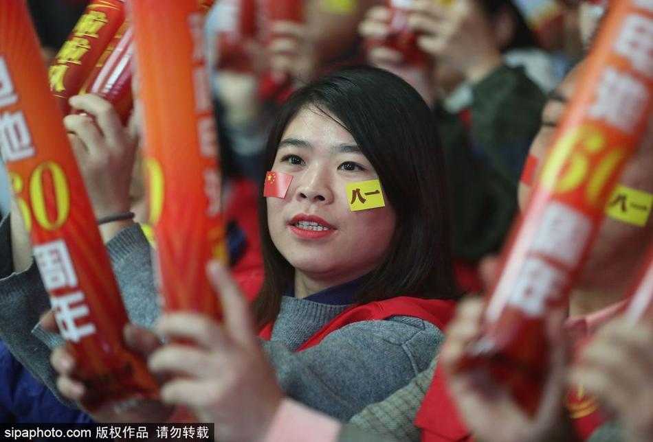 铁军虽败犹荣,美女球迷成宁波冬夜最暖风景 看到八一队打出精彩配合,这位戴眼镜的温婉女球迷兴奋地振臂高呼,脸上的笑容比球馆的灯光还要灿烂,完全沉浸在比赛节奏中。