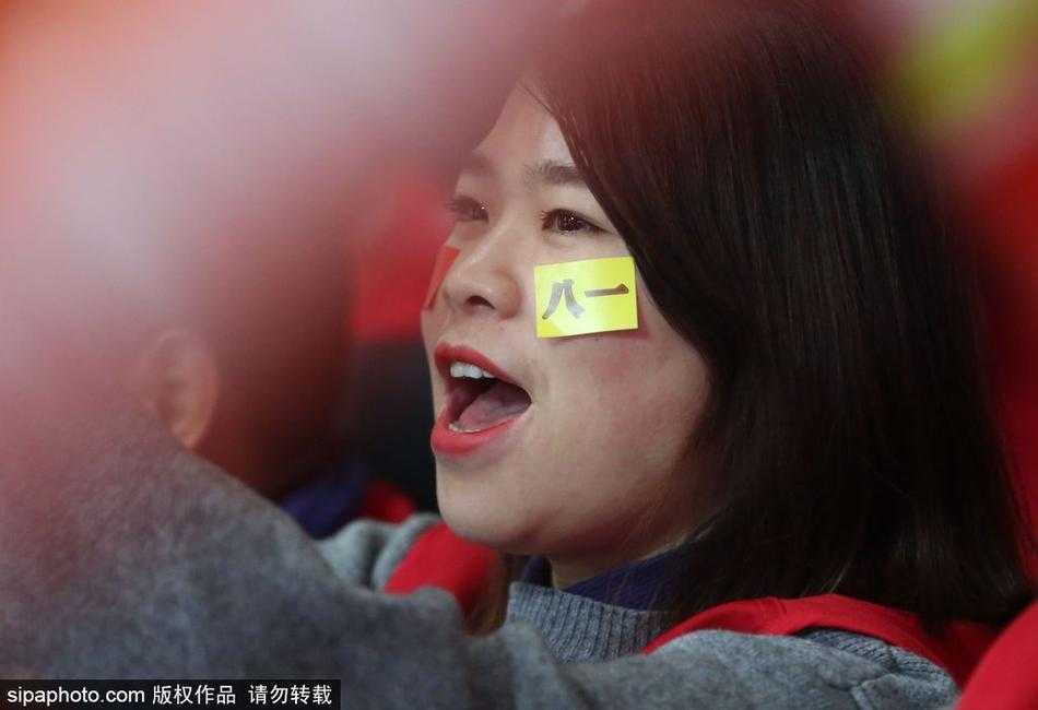 铁军虽败犹荣,美女球迷成宁波冬夜最暖风景 一位长发披肩的八一美女球迷,在寒夜里身着单薄的助威服,眼神中充满对球队赛季首胜的渴望,双颊因激动而微微泛红。