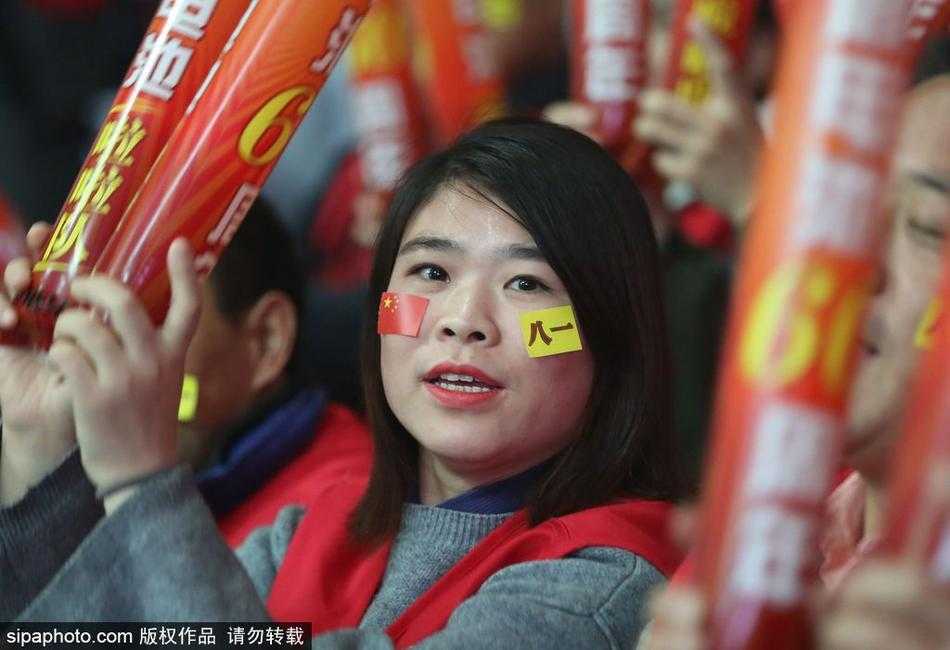 铁军虽败犹荣,美女球迷成宁波冬夜最暖风景 比赛结束后,一位眼含热泪的美女球迷依然不舍得离开,她默默注视着八一队的替补席,用最温柔的目光向拼尽全力的铁军将士致敬。