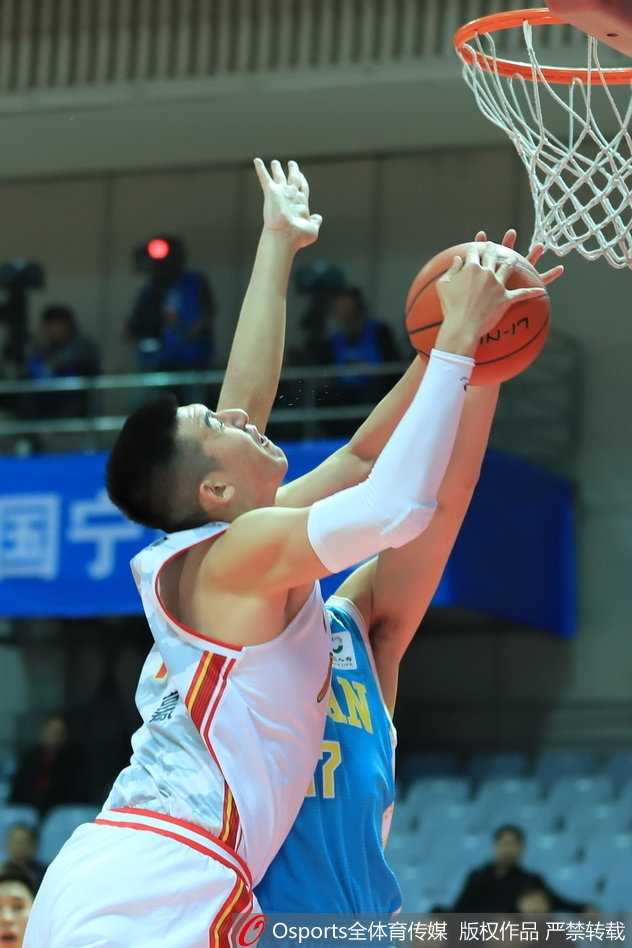 八一队小将阿尔斯兰在加时赛中命中关键三分后，握拳怒吼，尽情释放着内心的激情与压力。