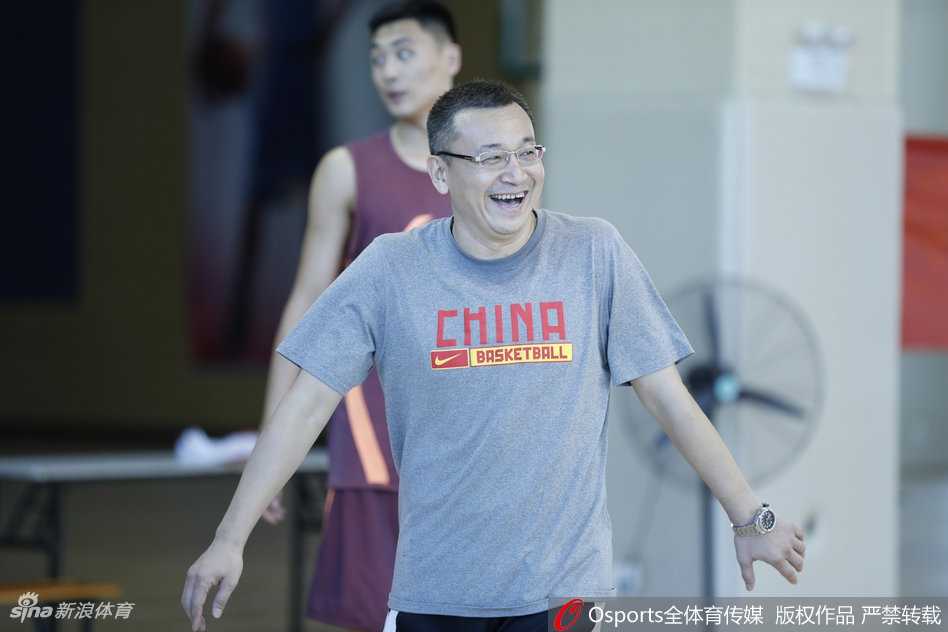 铁帅范斌的柔情一脚 福建男篮集训从快乐足球开始 范斌在场边投入地指挥着训练,手势丰富且充满力量,仿佛正在运筹帷幄的将军,引领着他的队伍向着铁血之师蜕变。