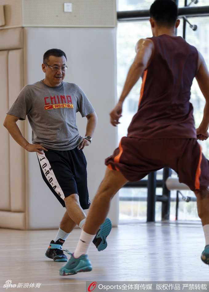 铁帅范斌的柔情一脚 福建男篮集训从快乐足球开始 范斌摘下眼镜仔细擦拭,目光却依然没有离开场上的训练,每一个细节的调整都体现着他对于执教工作的全情投入。