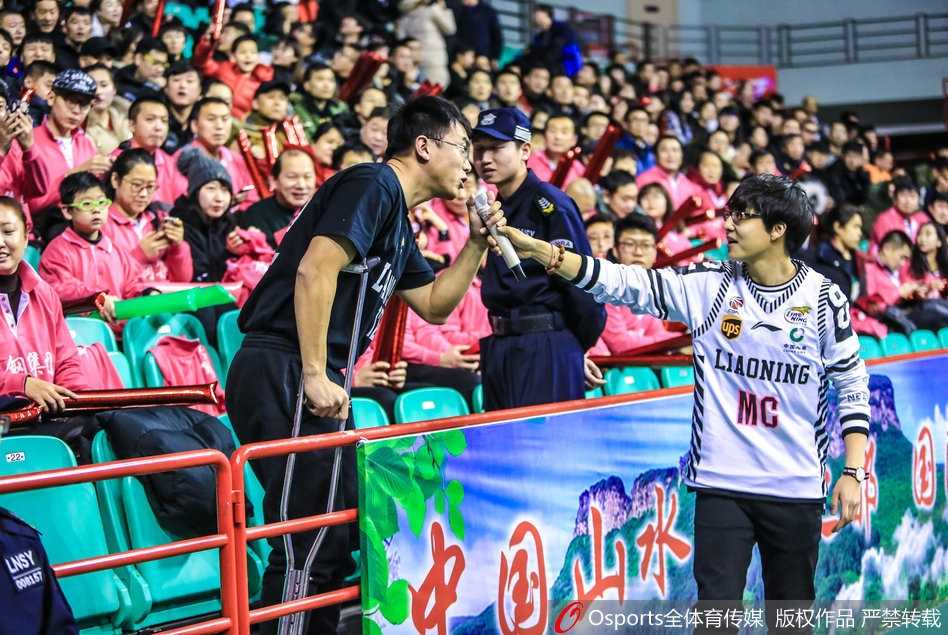 铁杆球迷拄拐助威 辽篮精神感动赛场 赛后,拄拐球迷的眼神中依然充满热情,他久久不愿离去,仿佛还在回味着刚才的比赛,为辽篮的拼搏精神所感动。