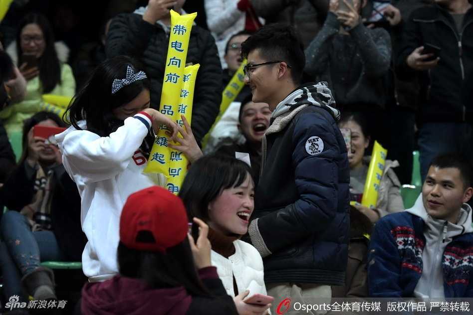 铁汉柔情 四川主场见证真爱时刻 刘炜亲送祝福 在四川队主场明亮的聚光灯下,一位勇敢的四川男球迷在全场上万名观众的注视下,缓缓单膝跪地,向他心爱的女孩伸出握着戒指的手,眼神中满是期待与真挚。