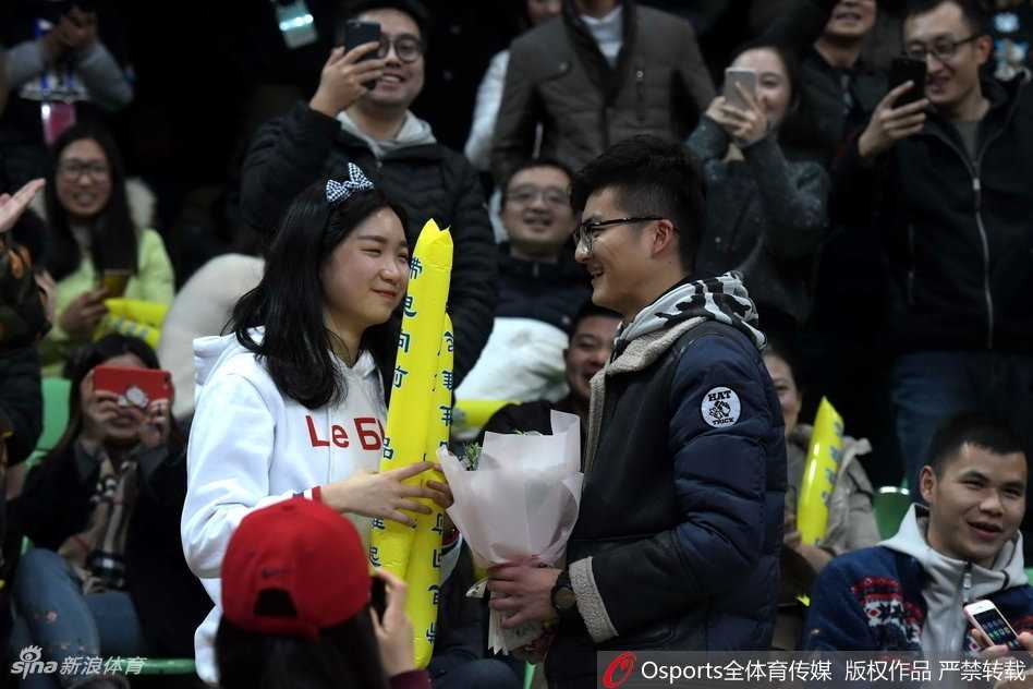 铁汉柔情 四川主场见证真爱时刻 刘炜亲送祝福 女孩面对这突如其来的幸福,惊喜地捂住了嘴巴,眼中闪烁着感动的泪光。在周围球迷整齐划一的“答应他”的欢呼声中,她含笑点头,接受了这份在篮球圣地许下的爱的承诺。