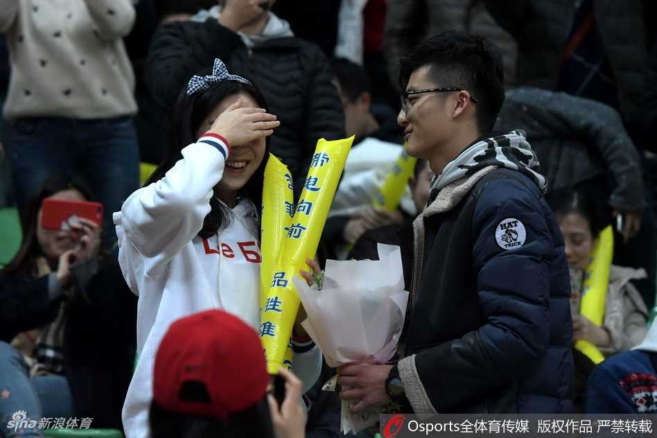 铁汉柔情 四川主场见证真爱时刻 刘炜亲送祝福 刚刚还在中场休息室为队友布置战术的哈达迪,此刻也放松了紧绷的表情,和队友们一起为这对新人鼓掌,铁汉柔情的反差萌感染了现场的每一位球迷。