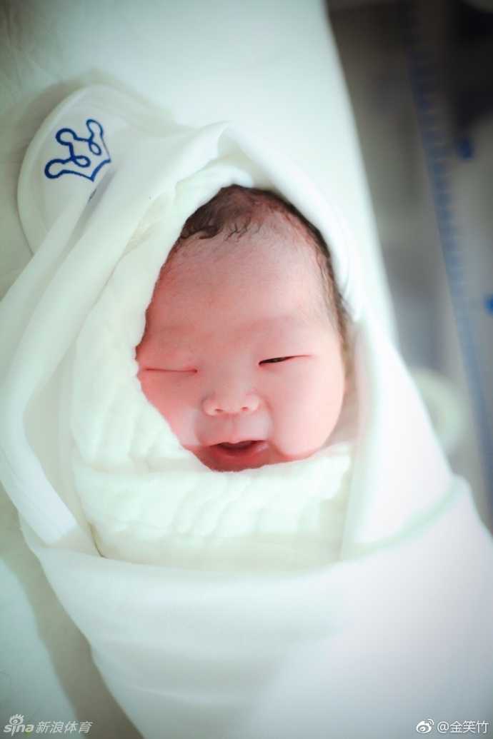 铁汉柔情 辽篮冠军中锋卫猛喜得贵子 怀抱幼子画面温馨 卫猛与爱妻金笑竹陪伴在新生宝宝身旁,两人脸上洋溢着幸福的笑容,共同注视着这个爱情结晶,一家三口的首次同框充满了甜蜜与温馨。