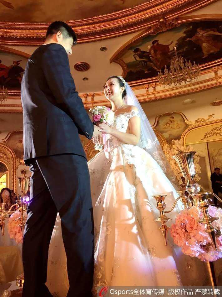 新人交换戒指后紧紧相拥，新娘笑靥如花依偎在李林宽阔的胸膛，李林则深情亲吻新娘的额头，画面定格在最幸福的瞬间，现场爆发出热烈的欢呼与祝福声。