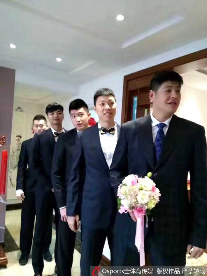 婚礼殿堂中央，身披圣洁婚纱的新娘与西装革履的李林执手相望，两人眼中倒映着彼此的模样，嘴角洋溢着甜蜜与羞涩，时间仿佛在这一刻凝固成永恒。