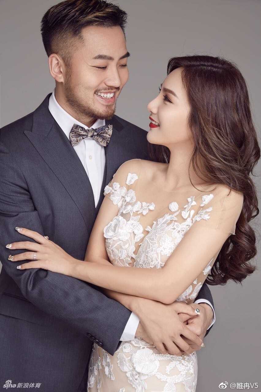 铁汉柔情美髯公睢冉携娇妻定格幸福瞬间婚纱照尽显恩爱 睢冉身穿修身西装,深情凝视着一袭白色婚纱的爱妻,眼神里满是宠溺与温柔,铁汉柔情在这一刻展现得淋漓尽致。