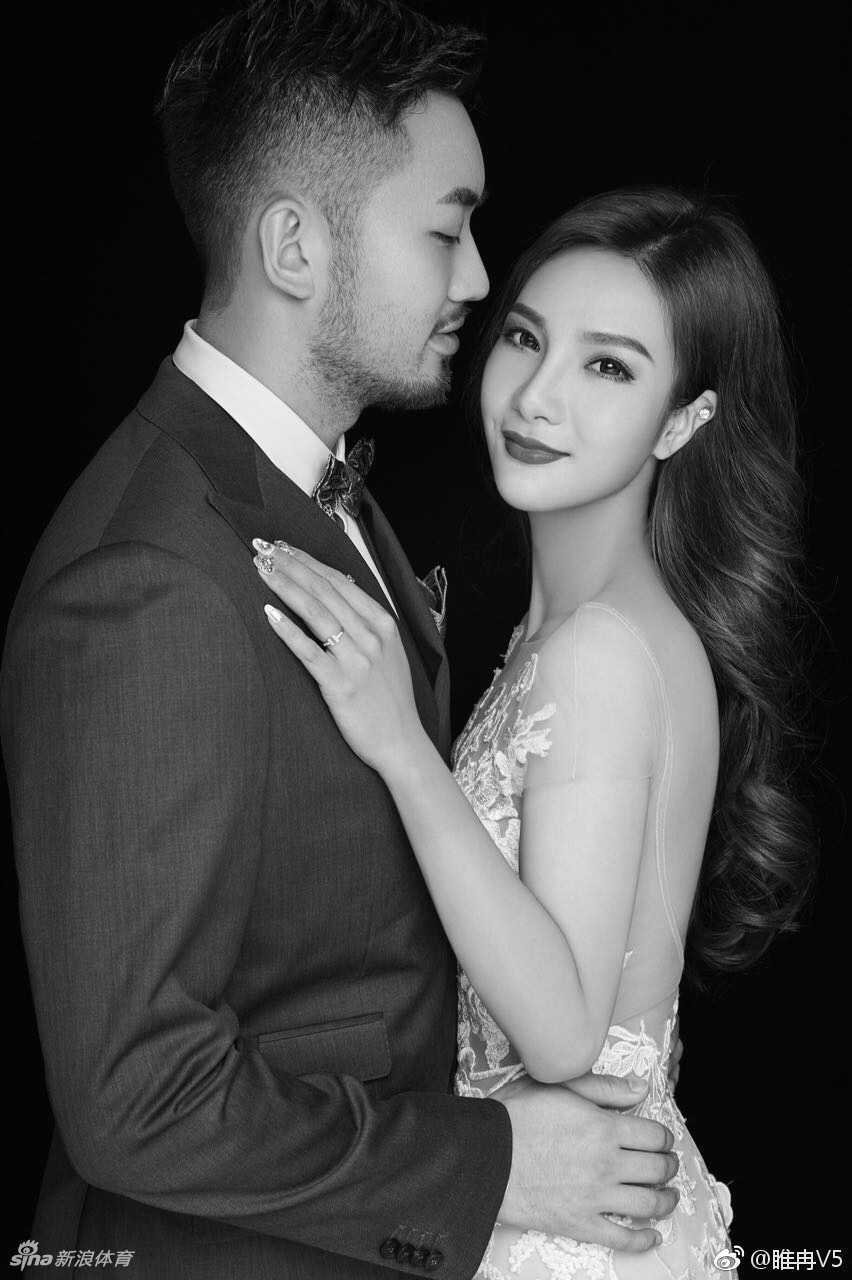 铁汉柔情美髯公睢冉携娇妻定格幸福瞬间婚纱照尽显恩爱 在一片温馨的室内布景中,睢冉与新娘手牵手相视而笑,画面充满了居家生活的幸福感,让人感受到他们之间深厚的默契。