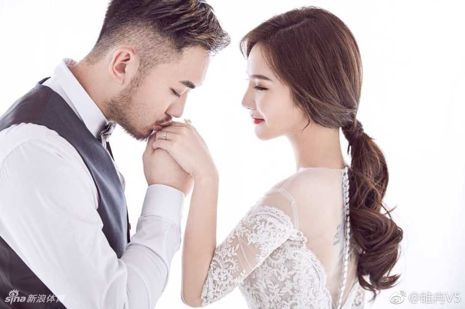 铁汉柔情美髯公睢冉携娇妻定格幸福瞬间婚纱照尽显恩爱 新娘依偎在睢冉宽阔的肩头,脸上洋溢着幸福甜美的笑容,两人间的甜蜜气息仿佛要溢出屏幕,真是羡煞旁人。