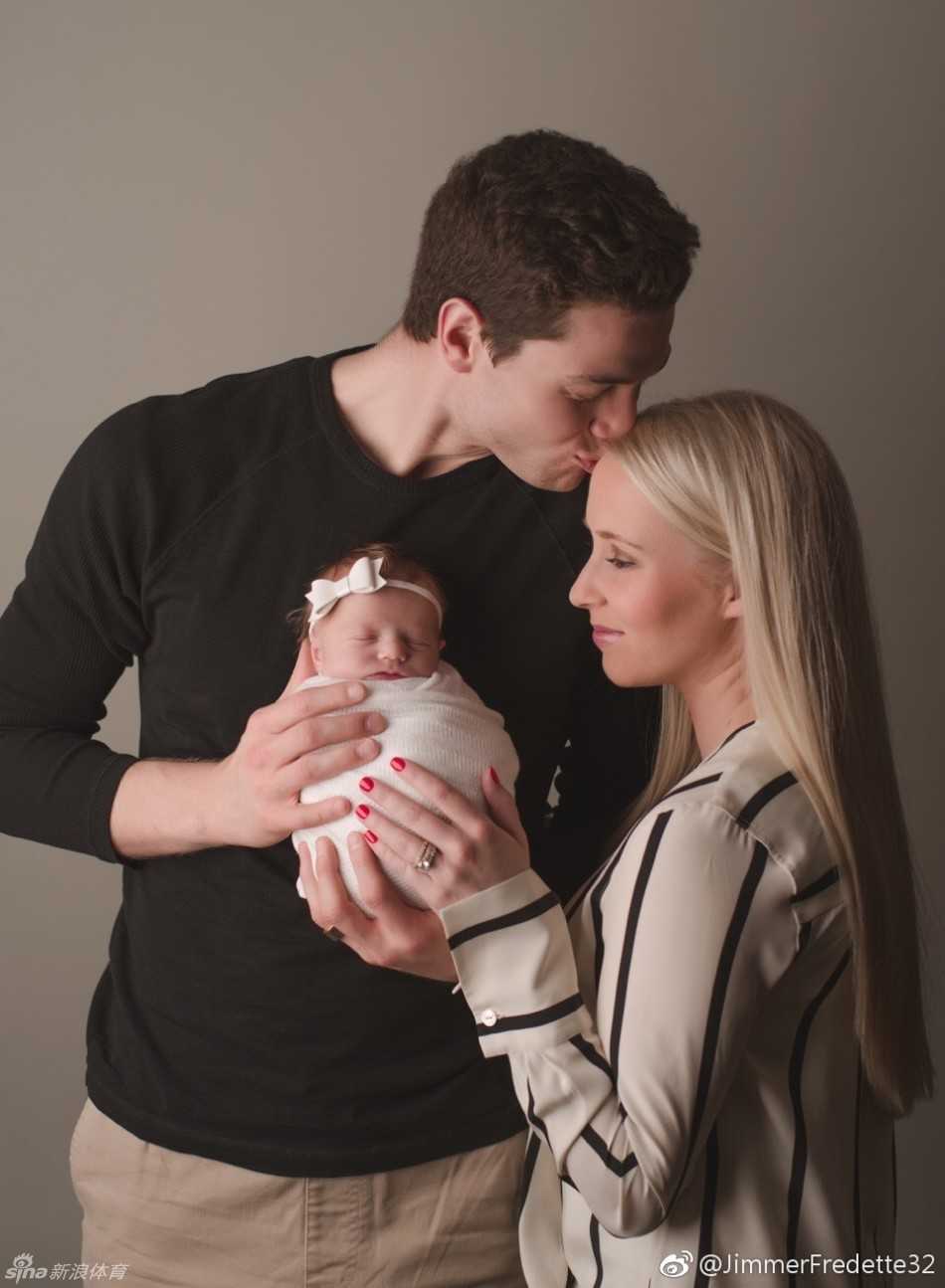 铁汉柔情,寂寞大神的第一张全家福 温柔的父亲吉默·弗雷戴特用他投篮的双手,无比轻柔地环抱着襁褓中的小女儿,眼神中满是初为人父的喜悦与呵护。