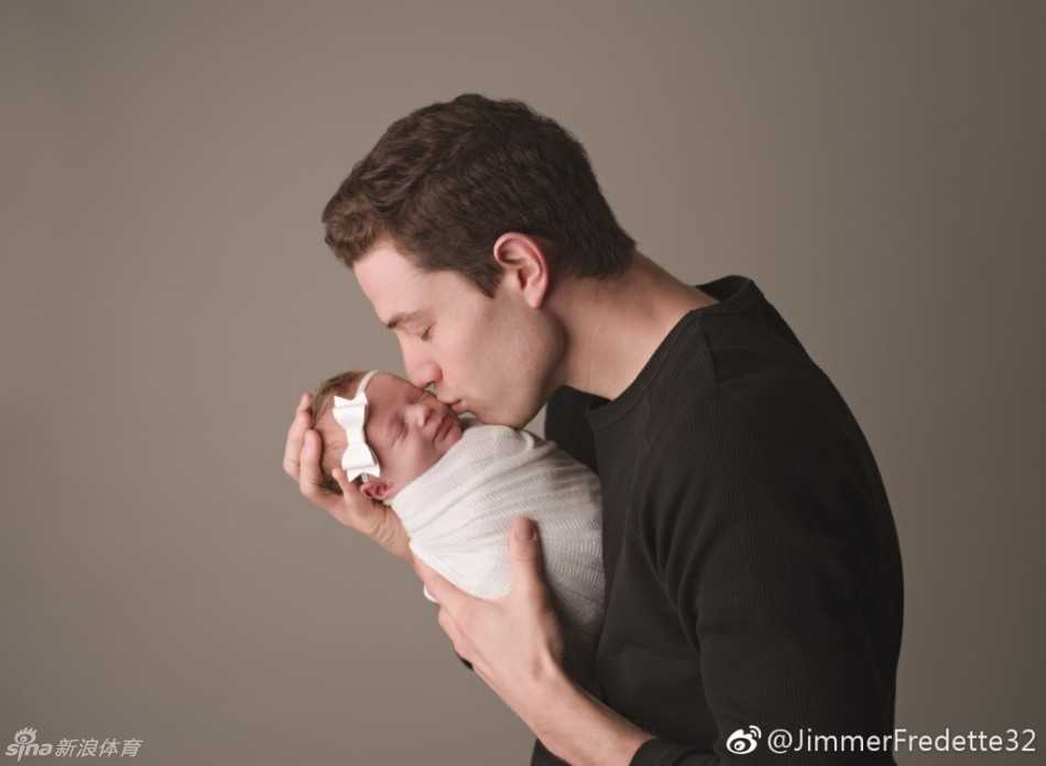 铁汉柔情,寂寞大神的第一张全家福 弗雷戴特深情地亲吻着怀中的女儿,仿佛在向全世界宣告,这个小小的生命从此将是他心中最柔软的牵挂,也是他最坚硬的铠甲。