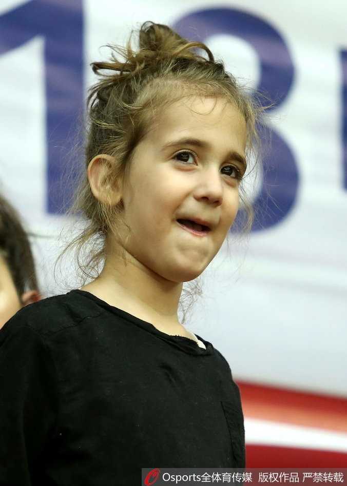 赛后离场时，博洛西斯抱起女儿，妻子伴随身旁，一家三口在球馆通道里享受着温馨的团聚时刻。