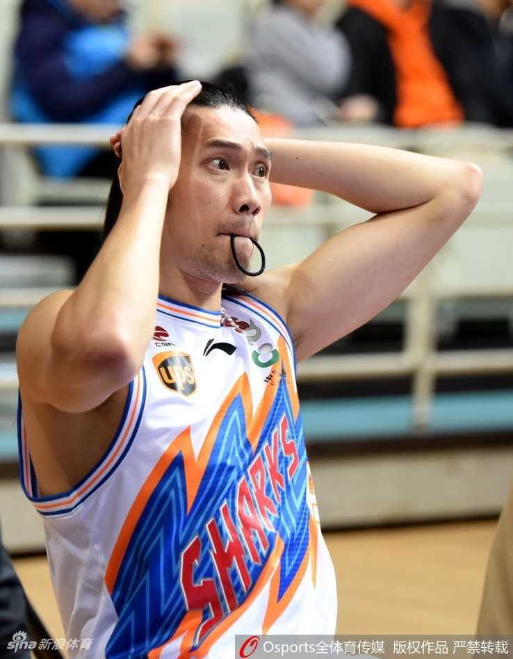 铁汉柔情:曾文鼎场边扎辫记 聚光灯下,上海男篮的曾文鼎安静地坐在替补席,指尖缠绕着队友的发丝,神情专注得仿佛在布置一次关键的战术。