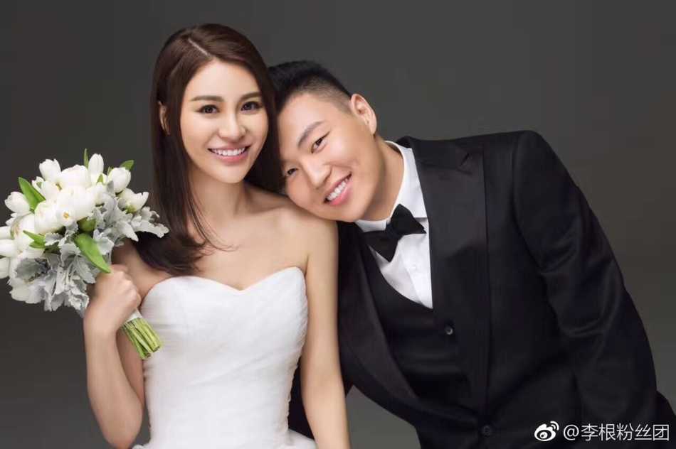 铁汉柔情:李根身披国字号战袍,与爱妻定格最浪漫的爱国誓言 婚礼现场的李根夫妇,背后是满座宾朋的祝福,两人笑容灿烂,手中的鲜花映衬着新婚的喜悦,也映照着那段为国征战的峥嵘岁月。