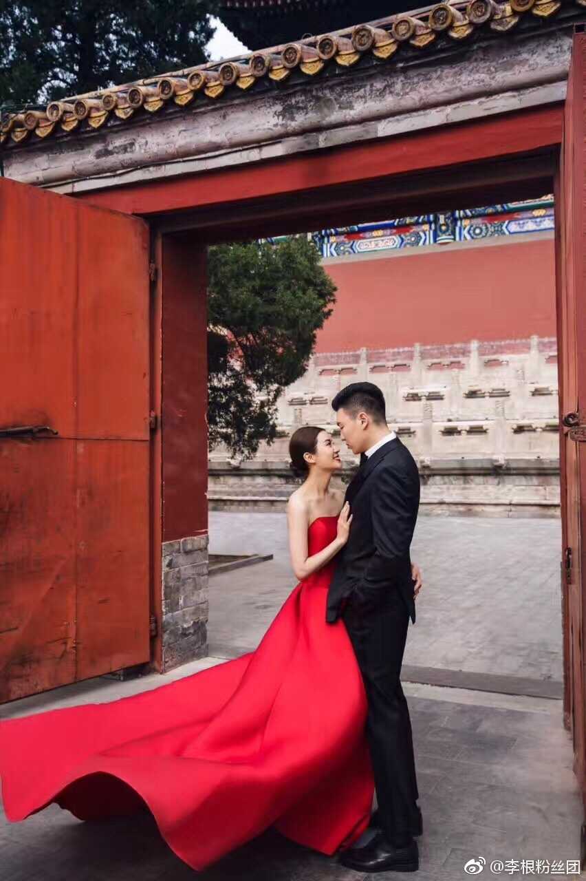 铁汉柔情:李根身披国字号战袍,与爱妻定格最浪漫的爱国誓言 特写镜头下,李根与妻子双手紧握,无名指上的婚戒闪烁着光芒,象征着他们之间的约定如同对篮球的信仰一样,坚贞不渝。