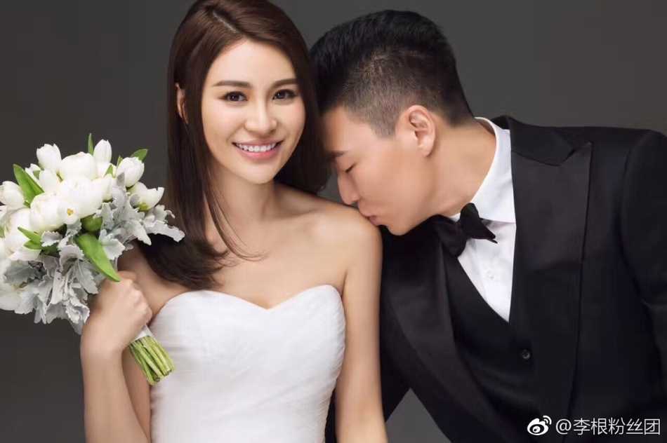 铁汉柔情:李根身披国字号战袍,与爱妻定格最浪漫的爱国誓言 两人换上休闲装束,李根从背后轻拥妻子,背景是简约的生活场景,透露出赛场之外属于他们的平凡而真实的甜蜜。