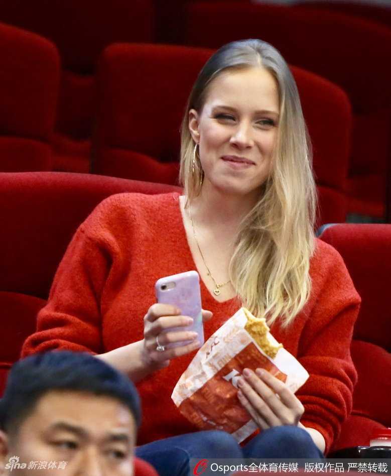 莫泰在篮下强打，看台上妻子目光如炬，双手轻合仿佛在默默祈祷。这一刻，赛场的激烈与看台的柔情交织，构成一幅铁汉与佳人遥相呼应的动人画面。