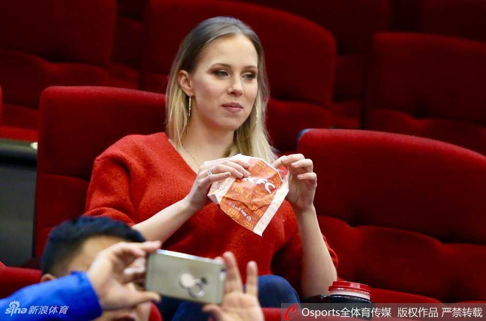 比赛尘埃落定，莫泰妻子起身离席，脸上洋溢着幸福与骄傲。她见证了丈夫31分的统治级表现，也见证了山东队的荣耀时刻，此刻她不仅是世界小姐，更是莫泰心中的唯一女神。