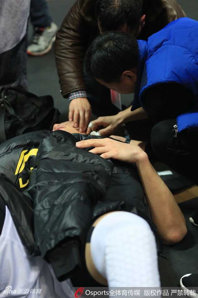 特写镜头下，缝合的伤口触目惊心，血珠顺着脸颊滑落，但这丝毫没有动摇许钟豪重返赛场的决心，他紧盯着球场方向。