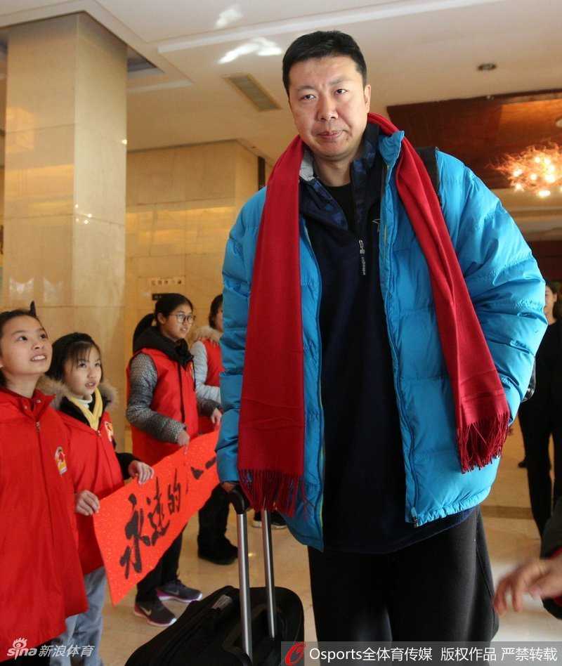 离别时刻，一位头发花白的老球迷眼含热泪，紧握八一队球员的手，仿佛要将这二十年的记忆都融入最后的握别中。