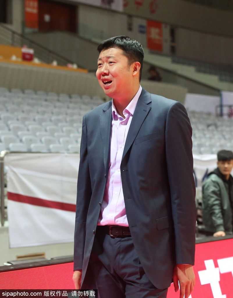 比赛即将开始，王治郅最后拍了拍八一队年轻中锋的肩膀，眼神坚毅地指向球场，仿佛将守护球队荣耀的重担传递给了下一代。