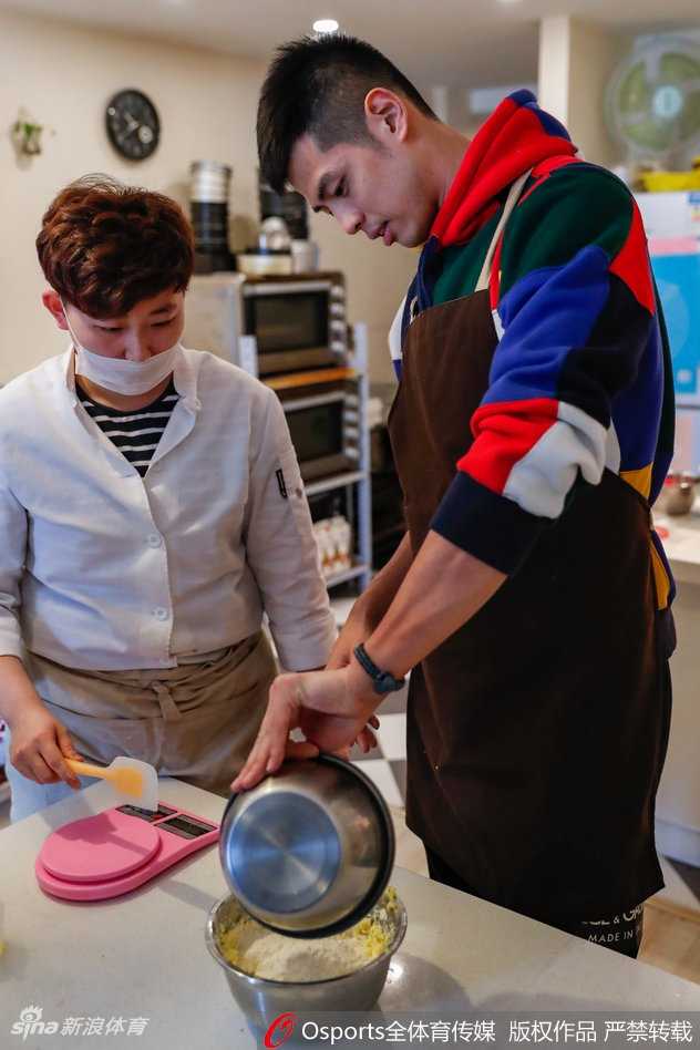 案板上摆满了已经制作完成的爱心饼干，方硕双手轻抚桌面，看着自己的劳动成果，眼神中满是温柔与期待。