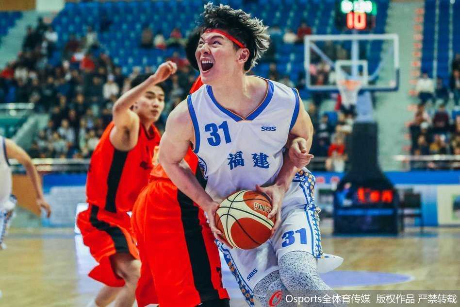 拦不住的巨塔：邹雨宸迎着防守单臂劈扣，八一队的铁血传承在此刻闪耀