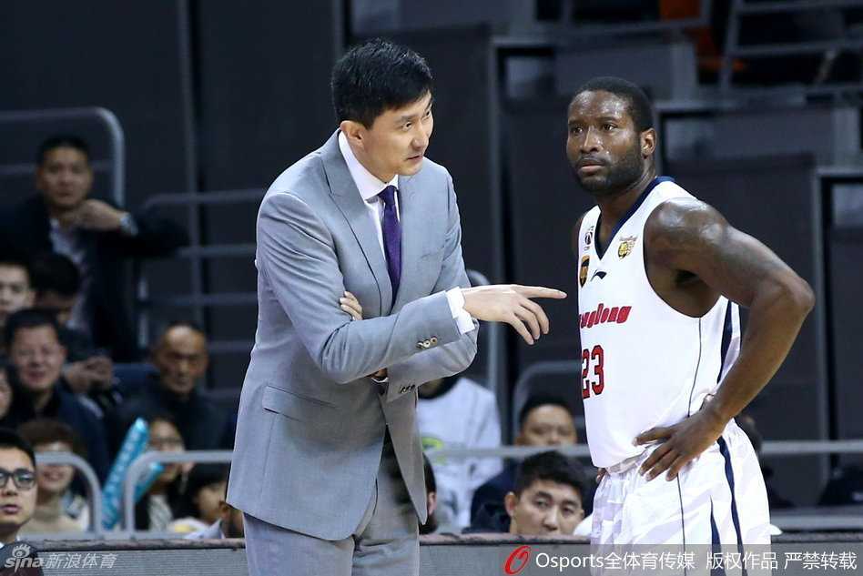 巩晓彬场边指挥若定，神情严肃，面对场上瞬息万变的局势，他用丰富的经验调度着球队的攻防。