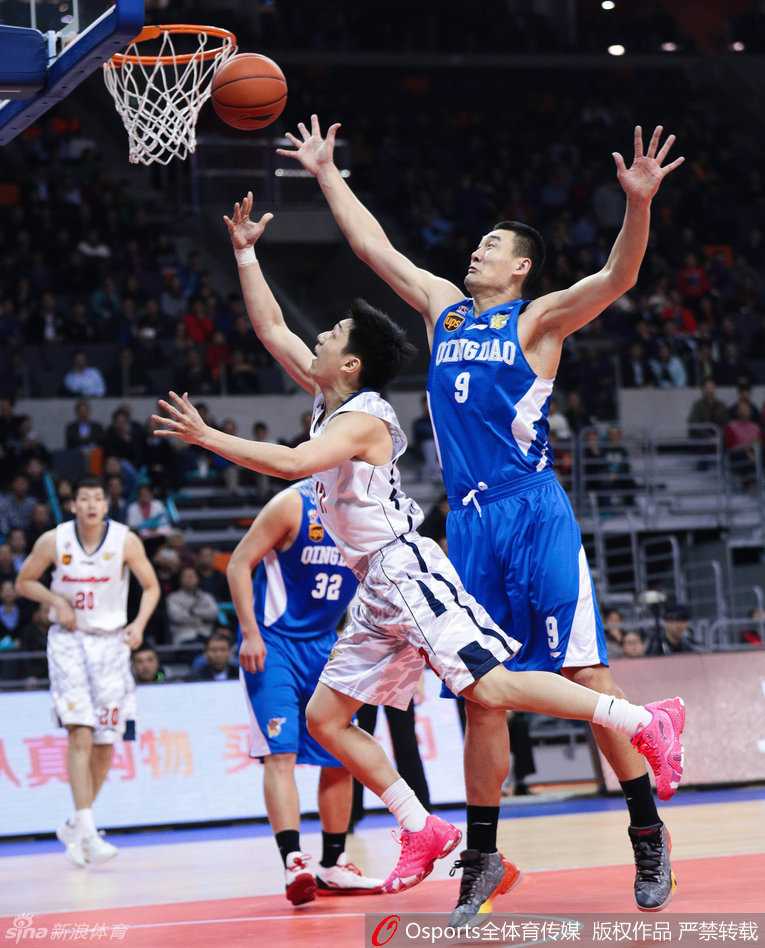 斯隆巧妙分球，穿越防守，他在场上总是保持着清醒的头脑，用传球撕开对手的防线。