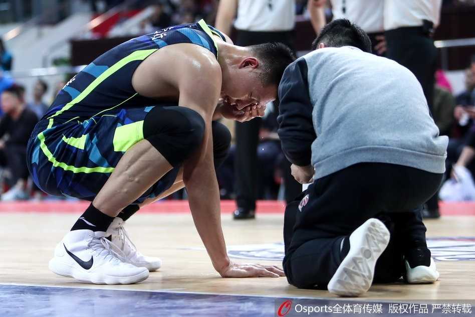 铁血战神浴火归,记广东德比易建联眼伤下的王者归来 全场比分最终定格,广东宏远客场获胜。易建联与队友击掌庆祝胜利,他右眼的红肿依然清晰可见,但脸上却带着胜利后的释然与坚毅,这是属于他的夜晚,一场用血性与坚韧换来的胜利。