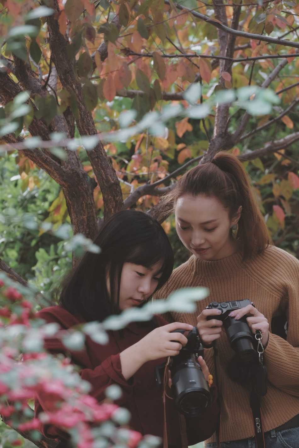 阴天光线柔和，李晓旭爱妻倚靠在老旧的砖墙边，眼神深邃，散发着淡淡的文艺忧郁气质