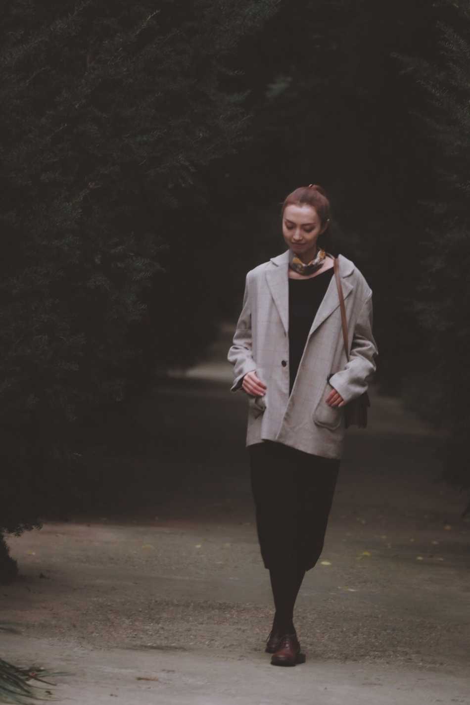 阳光洒在木质地板上，李晓旭爱妻身穿休闲针织衫，回眸瞬间被镜头定格，温暖治愈