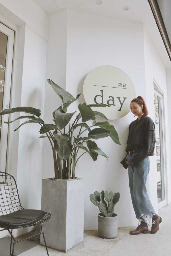 镜头捕捉到李晓旭爱妻在公园草坪上的侧影，手拿气球，笑容灿烂如邻家女孩般清新