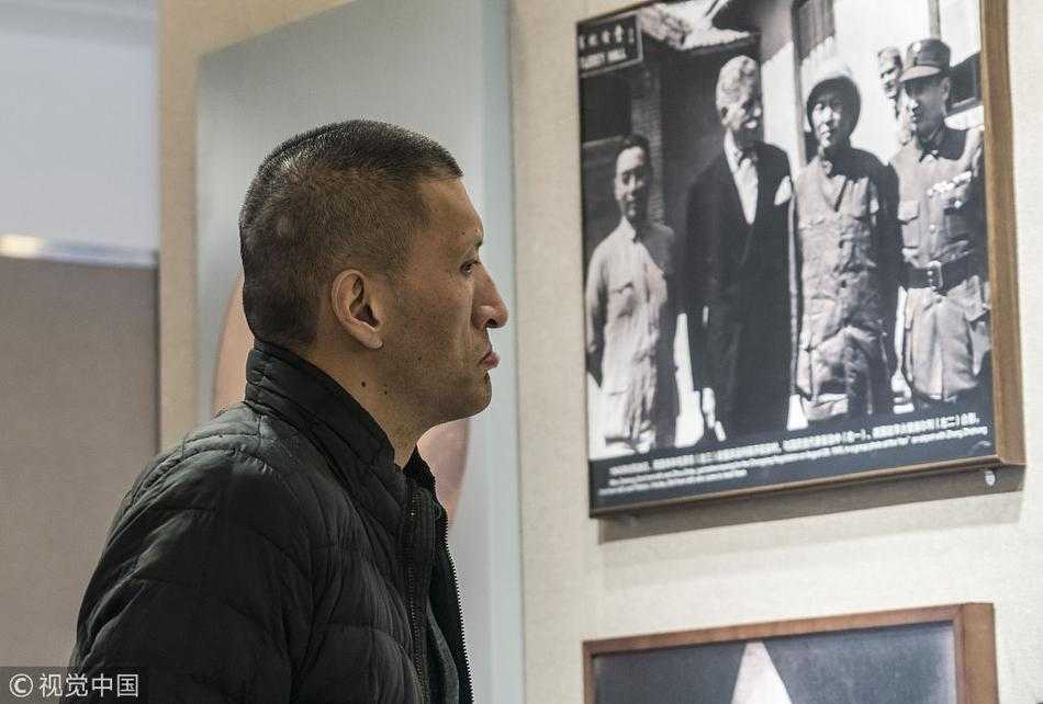 篮球巨人巴特尔在周恩来纪念馆主馆前驻足，高大的身影与肃穆的建筑构成一幅刚柔并济的画面