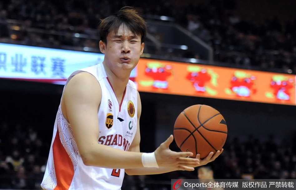 同曦外援帕戈在加时赛中强行上篮，面对辽宁双人夹击身体完全扭曲，鞋底几乎磨穿，这奋不顾身的一球诠释了黑马的倔强与不屈。