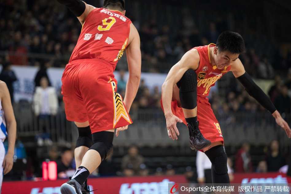 深圳队萨林杰篮下背身强打肯帝亚内线，肌肉碰撞的瞬间力量感爆棚，他此役狂砍29分13篮板，用统治级表现捍卫了禁区。