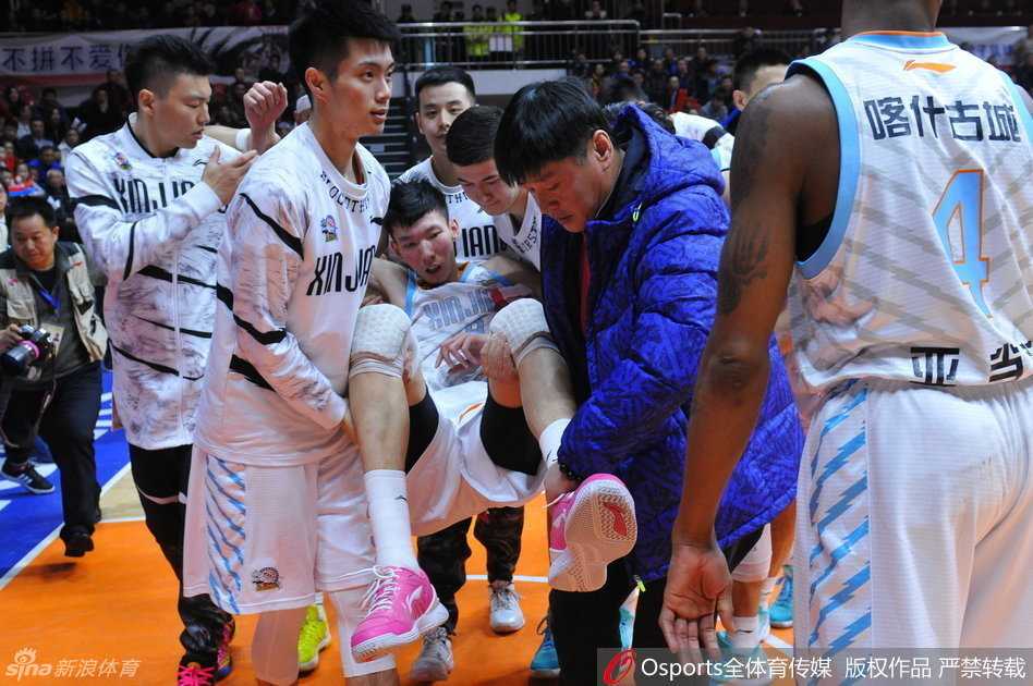 西热力江眼神如刀，如同橡皮膏药般死死缠住丁彦雨航，肌肉碰撞的火花在空气中弥漫。