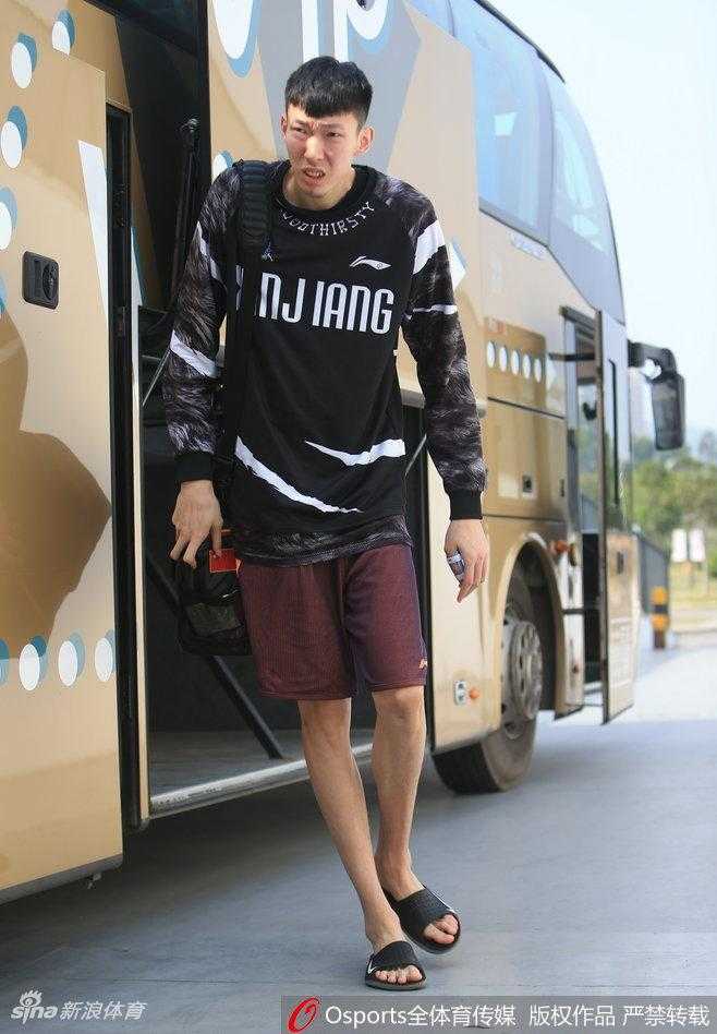 铁血飞虎,浴血逐梦——记新疆男篮总决赛前的最后一练 可兰白克在训练中眼神专注,双腿绑着冰袋,带伤备战,展现了队长以身作则、轻伤不下火线的领袖气质。