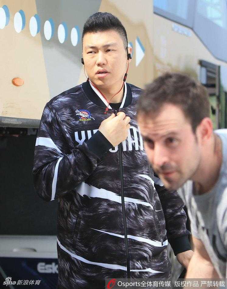 铁血飞虎,浴血逐梦——记新疆男篮总决赛前的最后一练 亚当斯在训练中控球组织,表情专注,作为总决赛MVP的他正全力以赴带领球队冲击队史首冠。