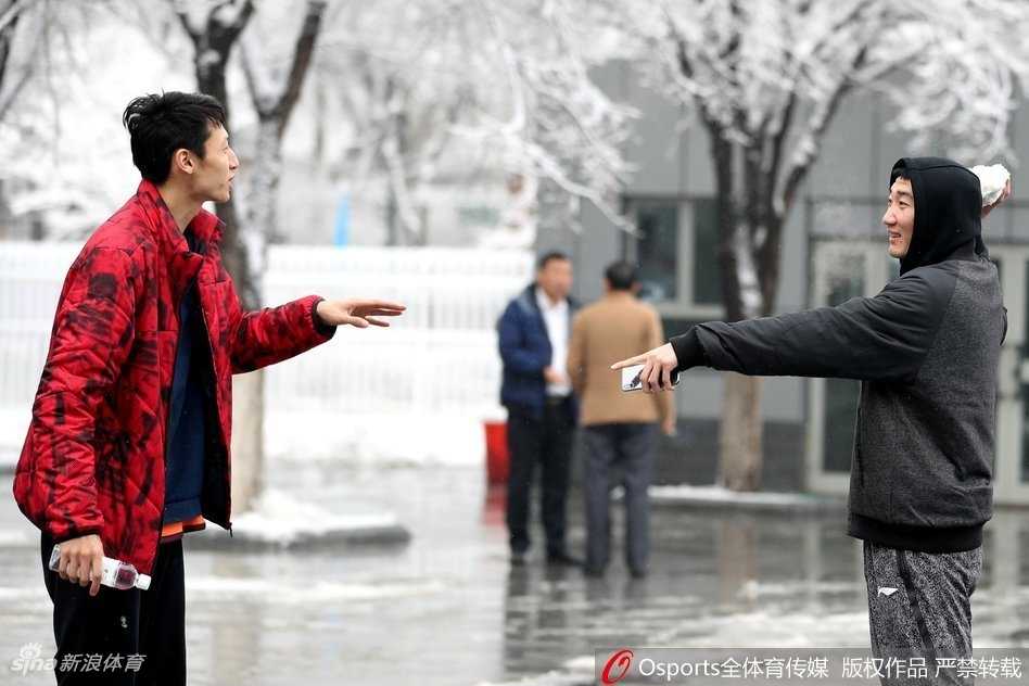 银装素裹的备战:广厦男篮乌鲁木齐雪中行迹 广厦球员在乌鲁木齐的雪地里留下合影,有人弯腰捧起积雪,大家神情放松,享受着赛前难得的惬意时光。