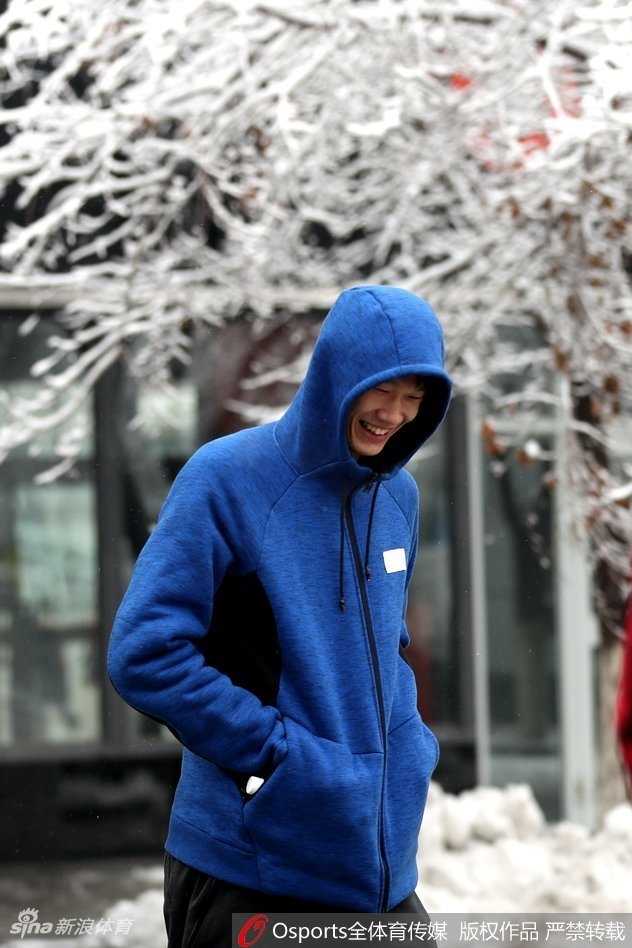 银装素裹的备战:广厦男篮乌鲁木齐雪中行迹 广厦球员在乌鲁木齐大雪中集体看向镜头,天空飘落的雪花为这幅赛前放松的画面增添了浪漫色彩。