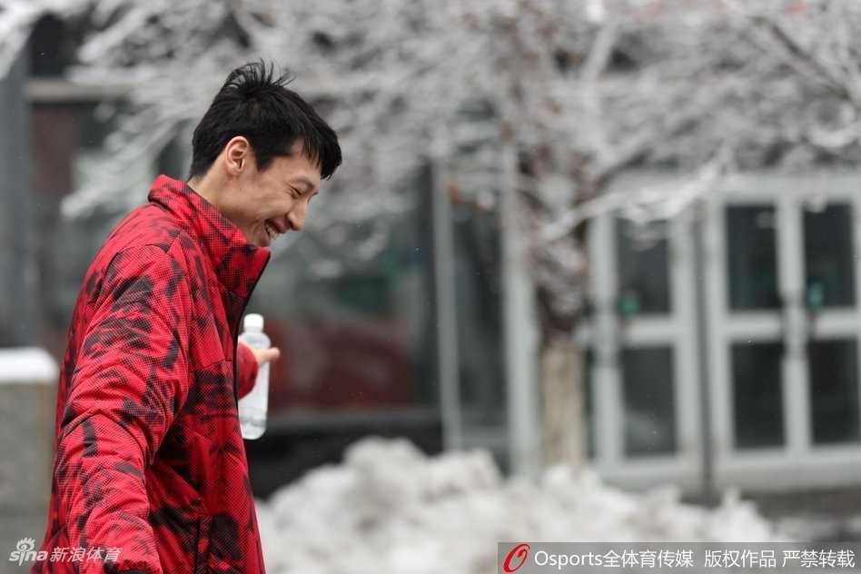 银装素裹的备战:广厦男篮乌鲁木齐雪中行迹 刘铮或赵岩昊等广厦球员在乌鲁木齐雪中对着镜头搞怪合影,青春活力与皑皑白雪相映成趣。