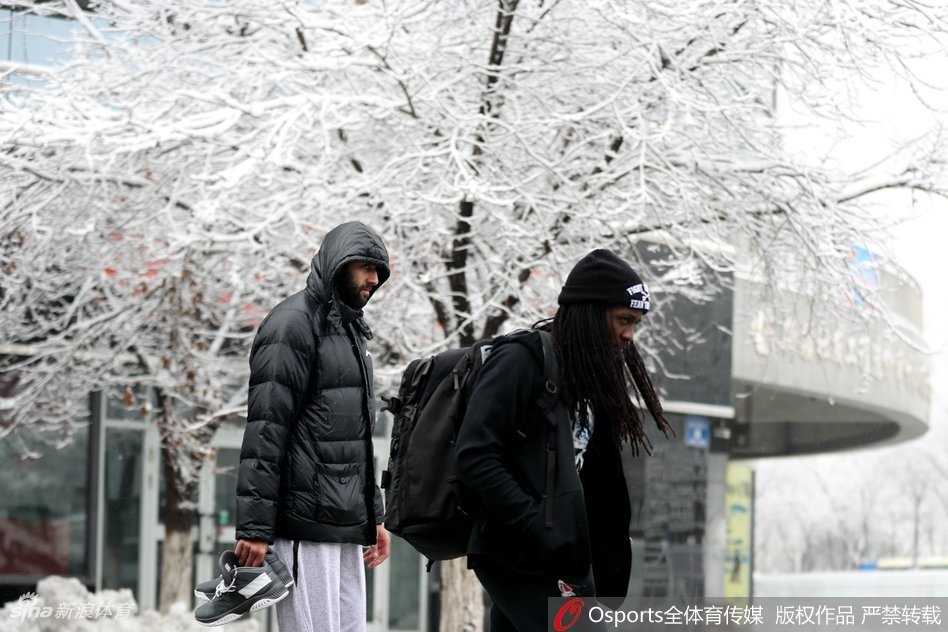 银装素裹的备战:广厦男篮乌鲁木齐雪中行迹 广厦球员胡金秋在乌鲁木齐大雪中露出灿烂笑容,身后的街景已被白雪覆盖,南方少见的大雪让他显得格外兴奋。
