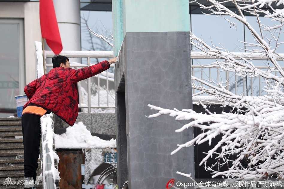 银装素裹的备战:广厦男篮乌鲁木齐雪中行迹 胡金秋在乌鲁木齐雪景中身穿广厦队外套,目光深邃地望向远方,仿佛在思考即将到来的激烈对决。