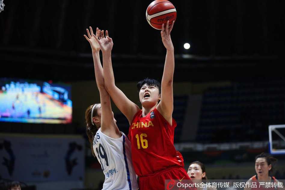 铿锵玫瑰绽放班加罗尔 中国女篮大胜韩国勇夺亚洲杯季军 邵婷在高速反击中如利刃般突破韩国队的防线,她轻盈的步伐与坚定的神情,象征着这支年轻中国女篮无畏前行的勇气与速度。