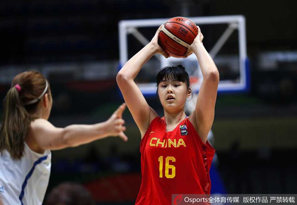 铿锵玫瑰绽放班加罗尔 中国女篮大胜韩国勇夺亚洲杯季军 场上局势紧张,李梦正欲启动突破,她压低重心,篮球仿佛粘在手上,周围是韩国队严密的包夹防守,空气中弥漫着大战的硝烟味。