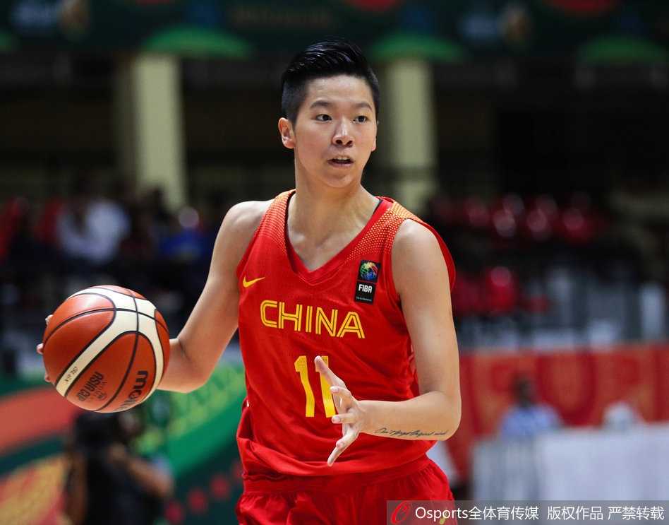 铿锵玫瑰绽放班加罗尔 中国女篮大胜韩国勇夺亚洲杯季军 李月汝在韩国队多人围堵下依然强硬摘下前场篮板,她强壮的身躯像一座铁塔,稳稳地将球控制在手中,展现了中国女篮在内线的绝对统治力。